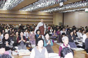 ▲한국불교대학 大관음사 불자들이 대구 영대네거리의 큰 절 대법당에서 회주 우학 큰 스님과 함께 참선 및 기도 수행을 하고 있다. 한국불교대학은 불자들의 곁에 다가선 우리나라 도심 포교의 대표 도량이다.