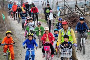 10일 대구 수성구 천을산 자전거공동체 회원들이 자전거로 고산 포도밭을 달리며 마을여행을 하고 있다. 성일권기자 sungig@msnet.co.kr