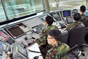 공군 제11전투비행단 운항관제대 관제사들이 항공기의 이·착륙을 유도하고 있다. 이채근 기자