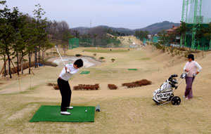 겨우내 땅 속에 움츠렸던 골프장의 잔디가 푸른 색을 찾고 있다. 골프 시즌인 봄을 맞아 대구 근교인 영천의 파3 대중제 골프장을 찾은 골퍼가 힘차게 티샷을 날리고 있다. 이채근기자 mincho@msnet.co.kr