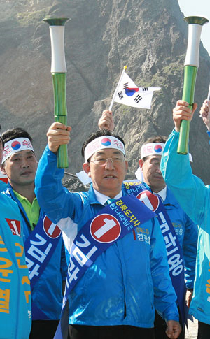 김관용 경북도지사가 지난달 20일 독도에서 가진 지방선거 출정식에서 성화 채화식을 하고 있다. 도민들은 김 지사가 출정식에서 가졌던 초심을 4년 동안 끝까지 이어나갈 것을 기대하고 있다.