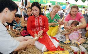 2010 컬러풀 대구 다문화축제가 12일 대구시, 매일신문, 대구MBC 공동주최로 국채보상운동 기념공원에서 열려 외국인 이주여성들이 계란꾸러미 짚풀공예를 체험하고 있다. 김태형기자 thkim21@msnet.co.kr