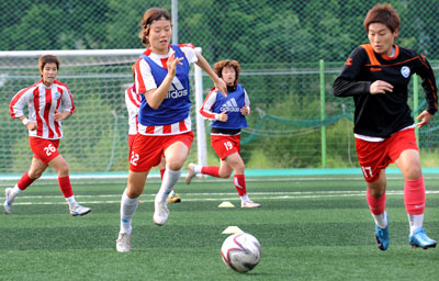 영진전문대 여자축구부 선수들이 24일 대구 강변축구장에서 비지땀을 흘리며 연습하고 있다. 이채근기자 mincho@msnet.co.kr