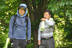 수십년 전 사라진 산속 마을 입구에서 서서 청송군청 이진규(오른쪽)씨와 박종경 화백이 이야기를 이어갔다.