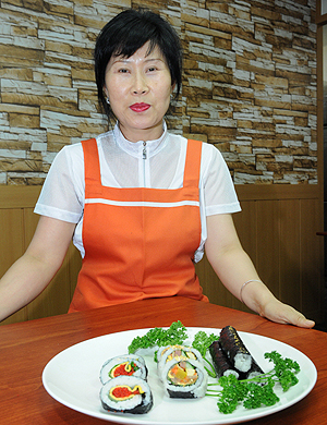 하루 평균 2천~3천개씩 김밥을 말아내는 엄마김밥 대표 김정옥씨