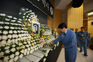 포항제철소에 마련된 포스코 기술연구원 이시형 박사의 분향소에서 조봉래 포항제철소장이 조문을 하고 있다. 포스코 제공