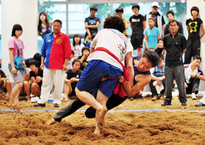 이달 2일 대구씨름장에서 열린 대구 북구씨름왕 선발대회 여자부 경기. 성일권기자 sungig@msnet.co.kr