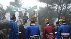 제48회 경북도민체전을 밝힐 성화가 13일 경주 토함산에서 채화됐다. 경북도체육회 제공