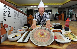 과거 고기에 한정되었던 무한리필 품목이 회, 생맥주, 조개구이 등으로 확장되고 있다. 대구시 달서구 송현동에 위치한 ㅅ회센터에서는 회를 무한리필할 수 있다. 사진·김태형기자 thkim21@msnet.co.kr