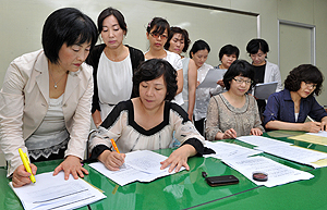 대구의 일부 일반계 공립학교들이 자율형 공립학교 유치에 적극 나서고 있다. 사진은 서명운동을 벌이고 있는 경북고 학부모들. 이채근기자 mincho@msnet.co.kr