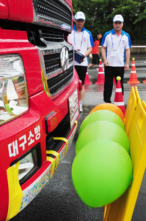 25일 오후 대구 우방랜드 주차장에서 열린 대구세계소방관경기대회 소방차운전 경기에서 한 참가 선수가 장애물을 피해 풍선을 터트리고 있다. 성일권기자 sungig@msnet.co.kr