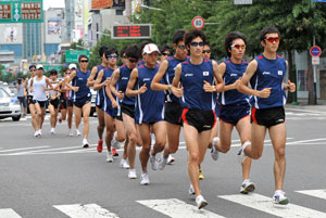 마라톤 국가대표 선수들이 29일 2011대구세계육상선수권대회 마라톤코스 현지적응을 위해 코스를 점검하며 달리고 있다. 정운철기자 woon@msnet.co.kr