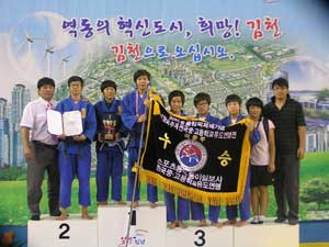 추계 전국 남녀 중·고교 유도연맹전에서 여중부 2연패를 달성한 입석중 선수단. 입석중 제공