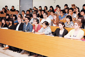 미국 포틀랜드주립대학 학생들이 울산대 건축대학 학생들과 함께 8일 울산대 문수관 강의실에서 진행된 