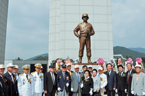 13일 국립영천호국원 영천대첩비 앞에서 6