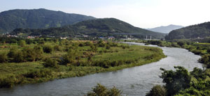 동창천 너머로 보이는 유천 일대. 맨 뒤로 보이는 산덩이가 