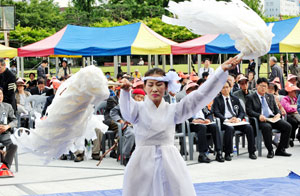 1일 오후 대구 국채보상운동기념공원에서 열린 10월항쟁 64주년 희생자 추모제에서 지전춤이 진행되고 있다. 성일권기자 sungig@msnet.co.kr