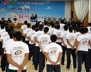 6일 개막하는 전국체전에 참가하는 경북도 선수단 200여 명이 1일 경산중·고교 체육관에서 선전을 다짐하며 필승의지를 다졌다. 최두성기자