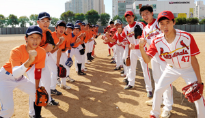 대구 북구 칠성동 오페라하우스 옆 야구장에서 청소년야구팀 카디널스와 첼린져 선수들이 경기에 앞서 인사하고 있다. 이채근기자 mincho@msnet.co.kr