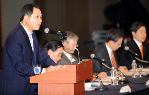 동남권 신국제공항 심포지엄에서 이창영 매일신문 사장이 언론사를 대표해 개회사를 하고 있다.