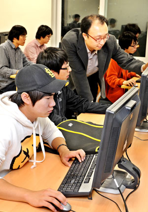 스마트폰 앱 개발 열풍이 불면서 대구 디지털산업진흥원 등에서 개설한 강좌도 인기를 끌고 있다. 이채근기자 mincho@msnet.co.kr