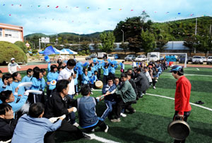 산골운동회에서 면민들이 서로 힘모아 줄다리기를 하며 화합의 장을 다지고 있다.