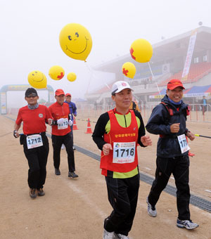 서울 광화문 페이싱팀 마라톤 동우회원들이 노란 풍선을 모자에 연결해 달리는 등 이색 참가자들이 눈길을 끌었다. 정운철기자 woon@msnet.co.kr