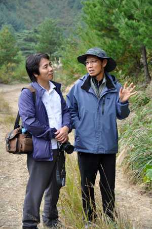 * 작가와 함께=봉화숲해설가협회 전무종(오른쪽) 회장이 김종준 화백에게 문수산에 얽힌 이야기를 들려주고 있다.