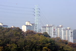 대구 수성구 황금동 학산 허리마다 박혀 있는 송전탑은 재산권 침해의 상징이나 마찬가지다.