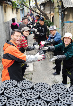 13일 오후 대구 고성동에서 본사 시민기자와 멘토 기자들이 사랑의 연탄 배달 자원봉사를 하고 있다. 성일권기자 sungig@msnet.co.kr