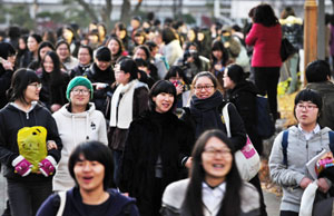 18일 대구 경일여고에서 대학수학능력시험을 치른 수험생들이 홀가분한 표정으로 시험장을 빠져나오고 있다. 성일권기자 sungig@msnet.co.kr