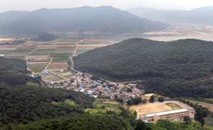 하늘에서 내려다본 오사마을. 남쪽 낙동강과 들판을 배경으로 제석산이 마을을 포근히 감싸 안고 있다.