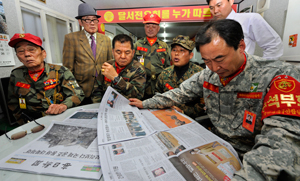 24일 오후 대구 달서구 월성동 월명공원에 있는 해병대전우회 달서구지회 회원들이 북한의 연평도 포격에 분노하고 있다. 우태욱기자 woo@msnet.co.kr