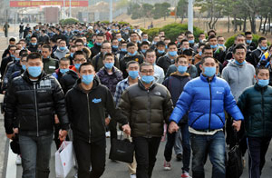 6일 오후 포항 해병대 교육훈련단에서 해병대 지원자들이 배웅 나온 가족과 친구들을 뒤로한 채 부대로 들어가고 있다. 우태욱기자 woo@msnet.co.kr