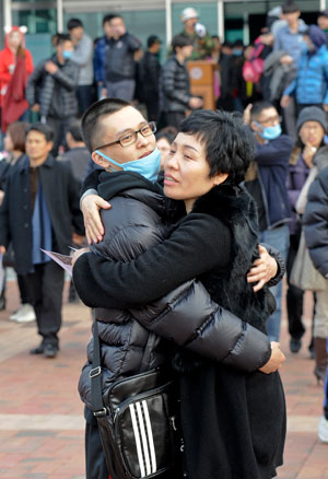 6일 오후 포항 해병대 교육훈련단에서 해병대 지원자가 입소하기 전 어머니와 포옹하고 있다. 우태욱기자 woo@msnet.co.kr