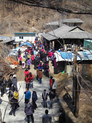 인근지역에 구제역이 발생했으나 산정마을을 찾는 관광객은 끊이지 않고 있다.