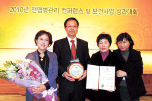 ▲10일 부산 벡스코에서 열린 2010년도 전염병관리사업 종합평가보고회에서 안길수 문경시보건소장(왼쪽에서 두 번째)과 김명자 예방의약담당(세 번째) 및 직원들이 수상을 한 후 기념촬영을 하고 있다.