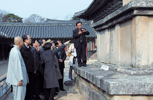 최근 국보 21호 불국사 삼층석탑(석가탑)에 균열이 발견되면서 문화재청은 40여 년 만에 석가탑을 전면 해체 보수할 것이라고 밝혔다.