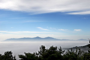 사진 = 쌍봉같이 솟아 보이는 화악산과 청도 남산. 왼쪽이 남산, 오른쪽이 화악산이다. 비슬기맥의 팔조령 서쪽 봉화산서 본 풍경이다.