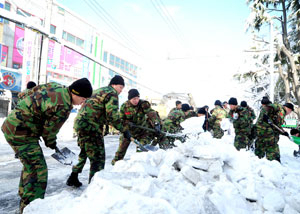 해병대 1사단 장병들이 48㎝의 폭설이 내린 포항 오천초등학교 앞에서 눈을 치우고 있다. 해병대 1사단 제공.