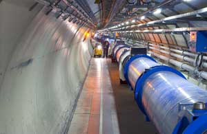 스위스 제네바에 있는 유럽입자물리학연구소(CERN) 안의 LHC(강입자 충돌기). 50~150m 깊이, 27㎞ 길이의 원형 터널 안에 설치돼 있다.