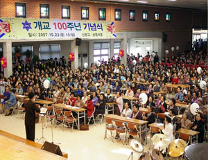 개교 100주년 행사의 일환으로 열렸던 신명고 교복변천 100년 패션쇼. 신명 동창회 제공