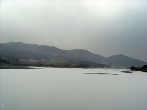 조선시대 한양으로 이어지던 길이 저수지 한가운데를 관통하지만 1960년대 저수지 축조로 길이 끊어졌다.