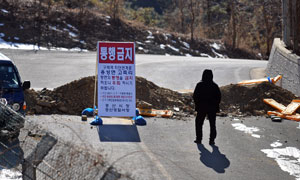 구제역이 갈수록 확산되자 행정당국이 도내 곳곳 도로를 차단하며 방역에 안간힘을 쓰고 있다. 12일 오후 경북 경산시 자인면에서 용성면 고죽리로 가는 지방도로가 전면 폐쇄됐다. 김태형기자 thkim21@msnet.co.kr