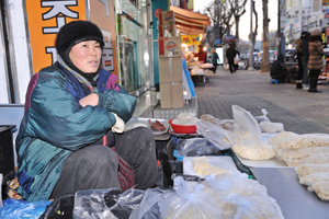 16일 오후 대구 북구 산격시장 앞에서 콩나물과 칼국수를 팔고 있는 김기연 씨가 강추위와 싸우며 손님을 기다리고 있다. 정운철기자 woon@msnet.co.kr