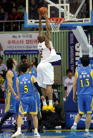 16일 서울 잠실체육관에서 열린 대구 오리온스와 서울 삼성의 경기에서 오리온스 맥거원이 삼성 이승준과 헤인즈의 수비를 뚫고 덩크슛을 시도하고 있다. 대구 오리온스 제공