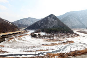 봉생정에서 바라본 영강과 독산. 조령천과 합쳐진 영강이 휘돌아가는 지역에 소나무숲(진남숲)이 무성하다.