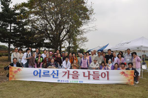 경주시립노인전문병원이 환자들에게 맞춤형 자원봉사을 실시하고 있다. 사진은 지난해 가을 소풍 때 모습. 경주시립노인전문병원 제공