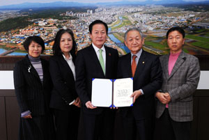 김영석(가운데) 영천시장이 (사)한국박물관협회로부터 특별 공로상을 받았다.