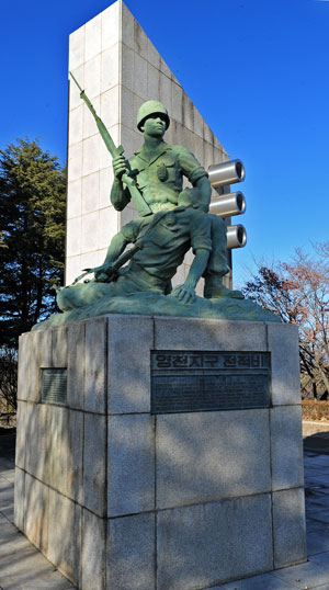 영천시 교촌동 마연산에 위치한 영천지구전적비.